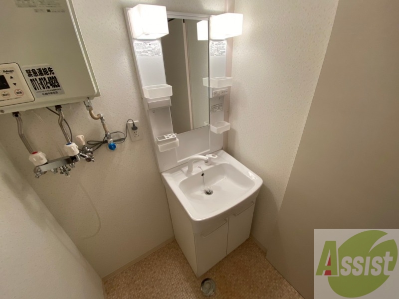 洗面設備　独立洗面台です。大きくてよいですね。シャンプーもできます。