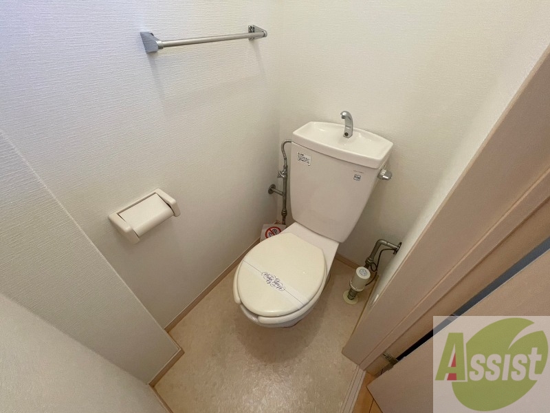 トイレ　こちらはトイレです。清潔感があり、安心して使用できます。