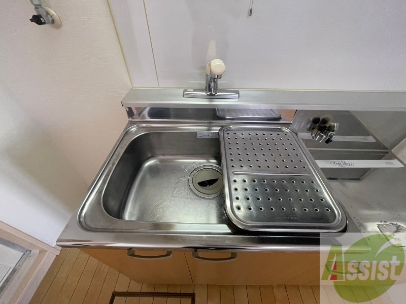 洗面設備　独立洗面台です。大きくてよいですね。シャンプーもできます。