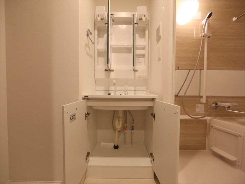 洗面設備　脱衣所　独立洗面台（シャンプードレッサー付）収納スペース有