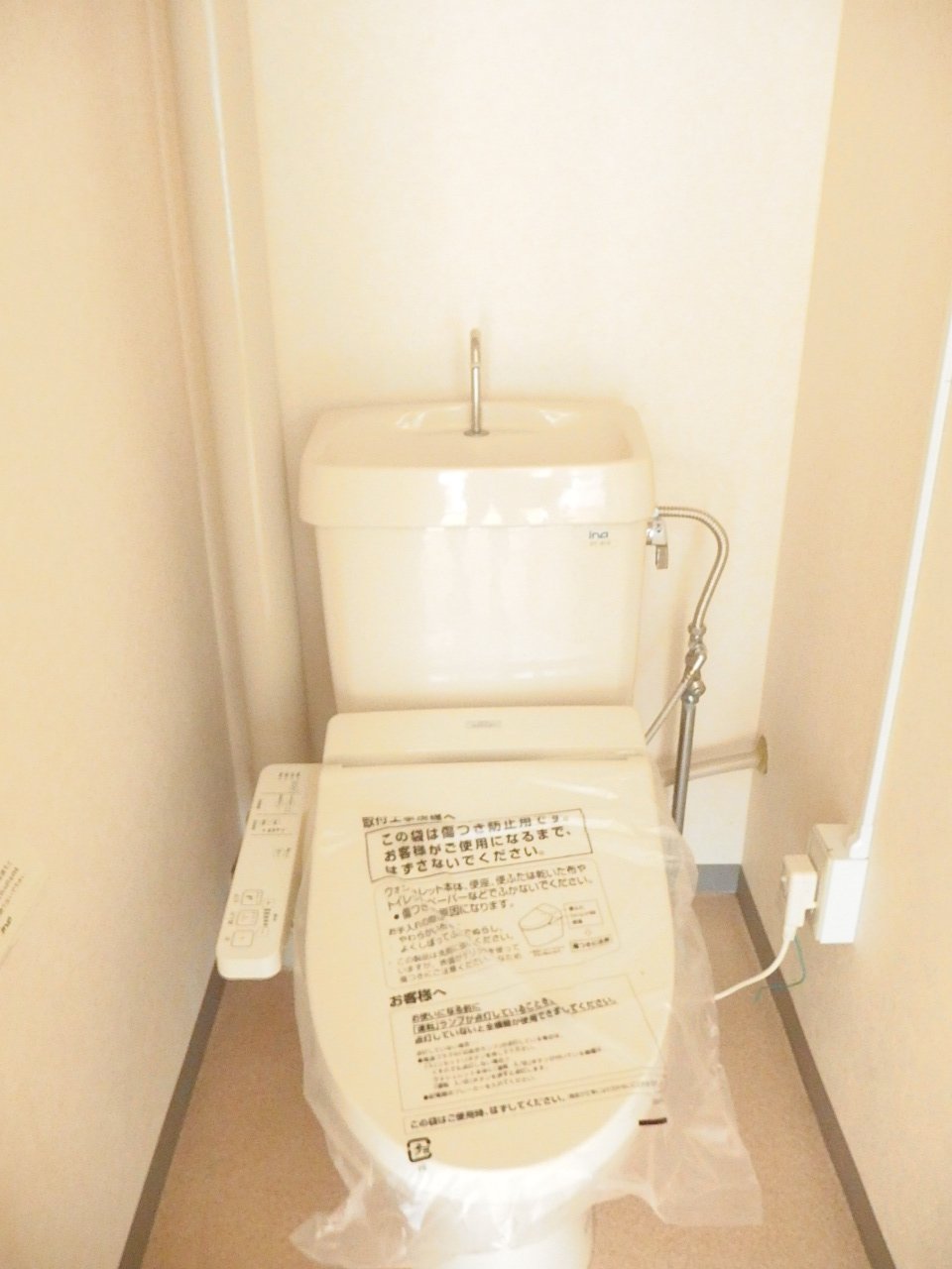 トイレ　他号室の写真です。現況優先となりますので、ご参考まで。