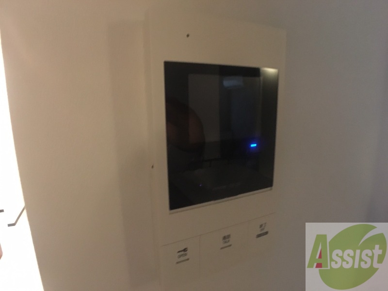 セキュリティ　ＴＶモニター付インターホンです。来客者の顔が見えるので安心！