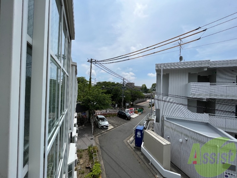 バルコニー　外はこんな感じです。開けたらすぐ全面が道路になっております。