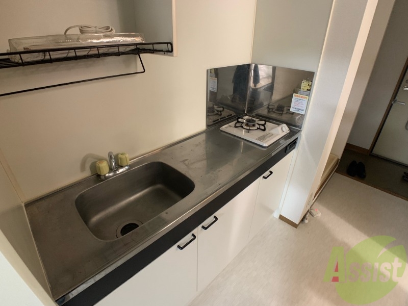 キッチン　１口ガスコンロも設置されていて、調理スペースも広いですね。