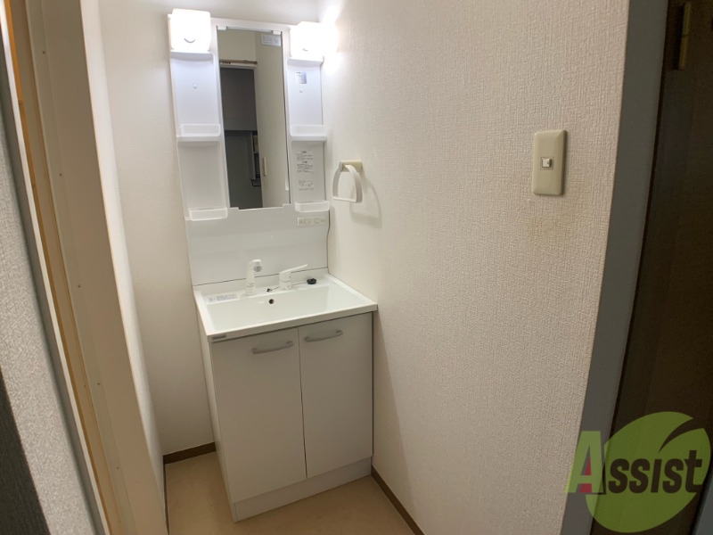 洗面設備　収納スペースがある独立洗面化粧台があるのは便利ですね。