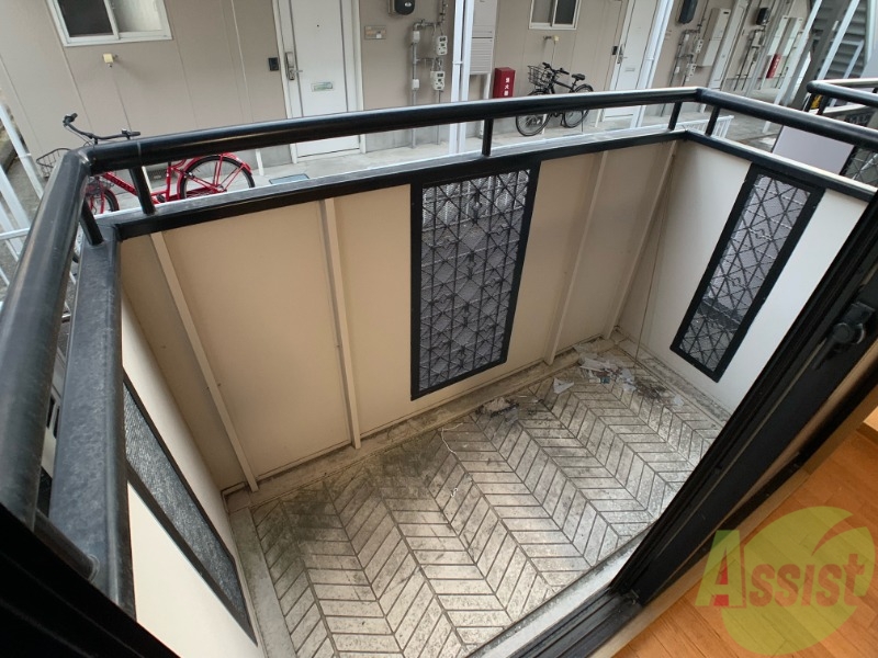 バルコニー　バルコニースペースも広く、洗濯物も問題なく干せそうですね。