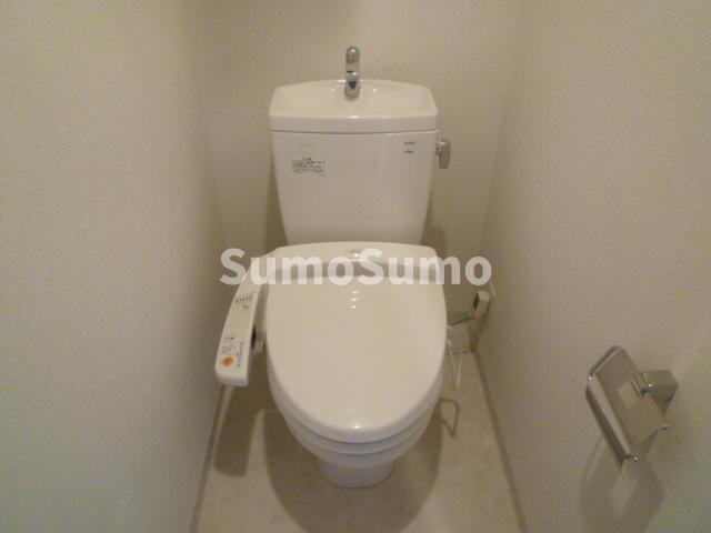 トイレ　落ち着いた色調のトイレです