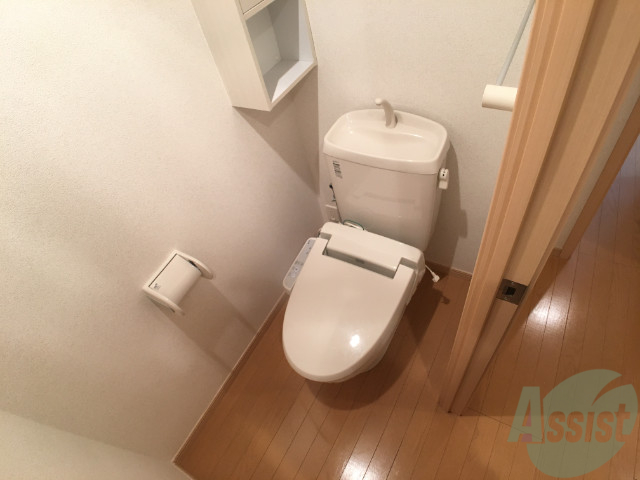 トイレ　こちらウォシュレットトイレです。サイドには棚もあり便利そう。