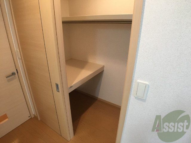 収納　ウォークインクローゼットです。仕切りがあるので使いやすそう。