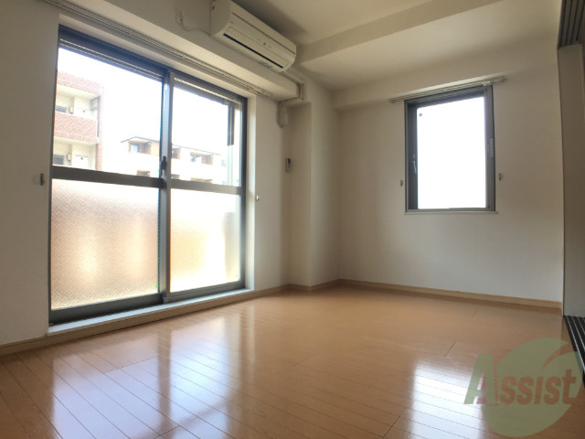 その他部屋・スペース　６帖の寝室です。窓が２つあるので明るい印象です。