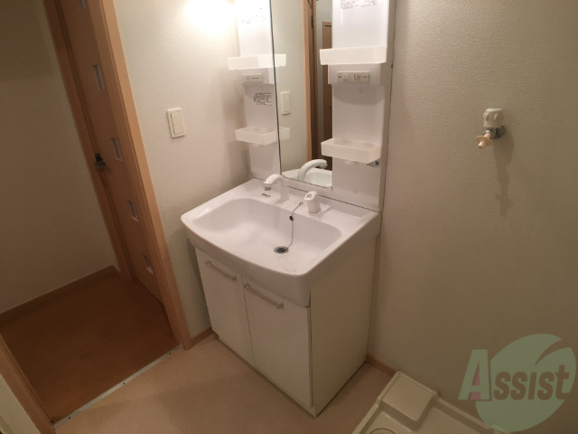 洗面設備　こちらは独立洗面台です。朝の身支度はここで整えられますね。