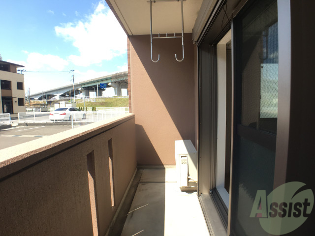 バルコニー　バルコニーです。洗濯物を干せるスペースもあります。