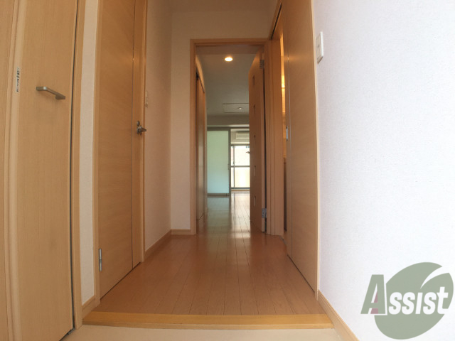 玄関　玄関からの様子です。すぐ左側はシューズボックスになっています