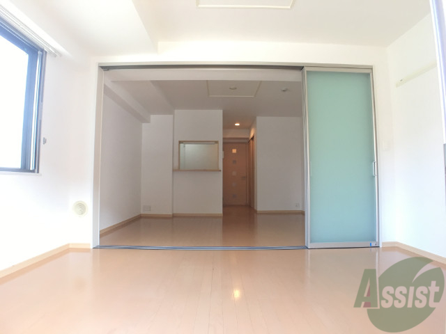 居室・リビング　バルコニーから洋室を撮影しました。仕切りの色がポイントです。