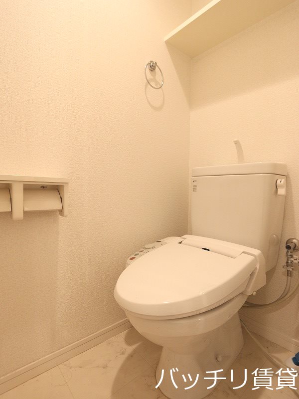 トイレ　別号室タイプの為、現状を優先致します。