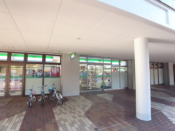コンビニ　ファミリーマート パークシティ新川崎店（コンビニ）まで320m