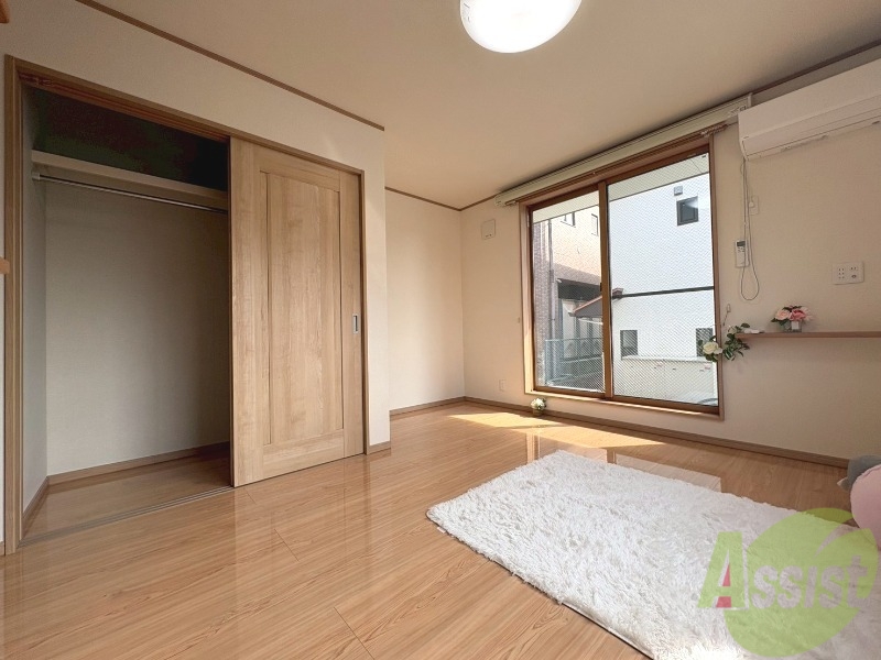 その他部屋・スペース　お部屋が広いのでベッドを置いても狭く感じないです。