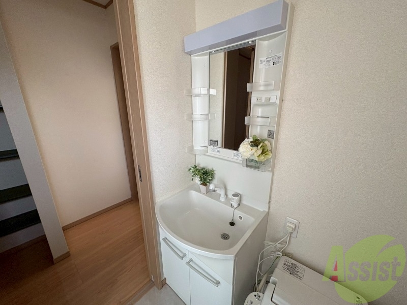 洗面設備　独立洗面台が付いてるので日々の身支度もできますね。