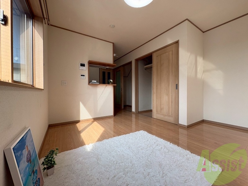 居室・リビング　１０帖の洋室になります。お部屋を広く使えます。