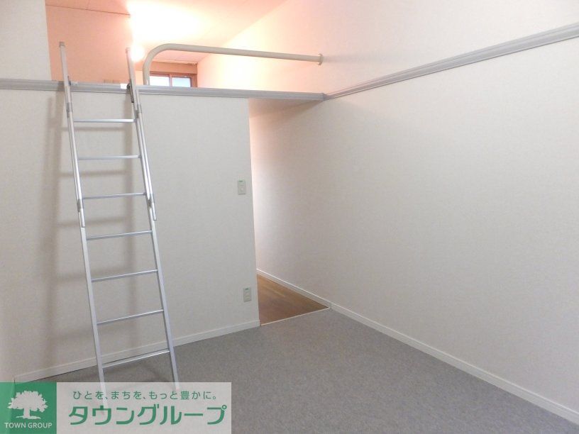 居室・リビング　カーペット仕様でシンプルな造りのお部屋です