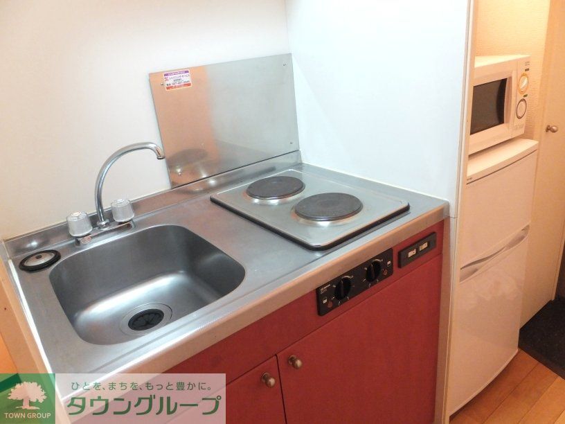 キッチン　２口電気コンロと電子レンジと冷蔵庫付
