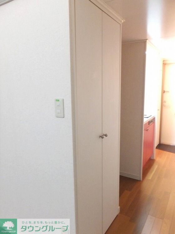 収納　廊下のクローゼットの内側には姿見が付いています！