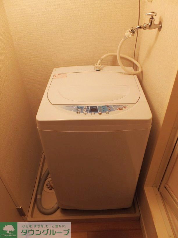 その他設備　全自動洗濯機がバスルーム横にあります