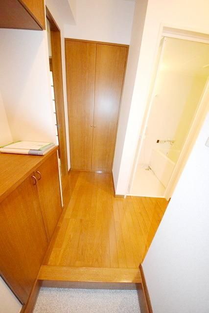 玄関　新婚さんオススメ賃貸住宅　買物便利な立地　南向き