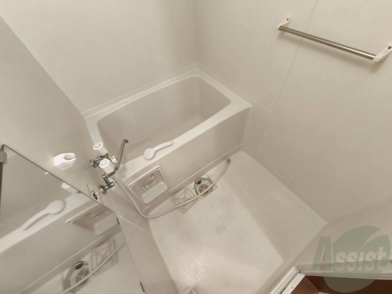 バス・シャワールーム　お風呂になります。一日の疲れを癒してくださいね。