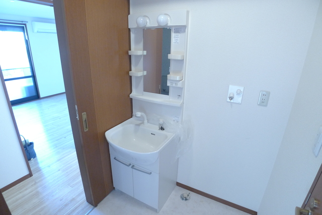 洗面設備　写真は同物件別部屋の写真です