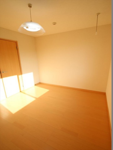 居室・リビング　明るい色調の洋室です♪