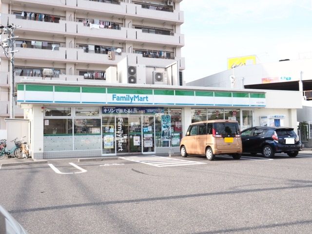 コンビニ　ファミリーマート 名北辻町二丁目店（コンビニ）まで744m