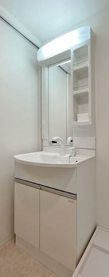 洗面設備　独立洗面化粧台が付いています