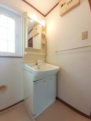 洗面設備　明るい洗面所です