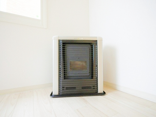 その他設備　冬は暖かく経済的な灯油ストーブがついています♪