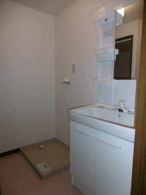 洗面設備　脱衣スペースです