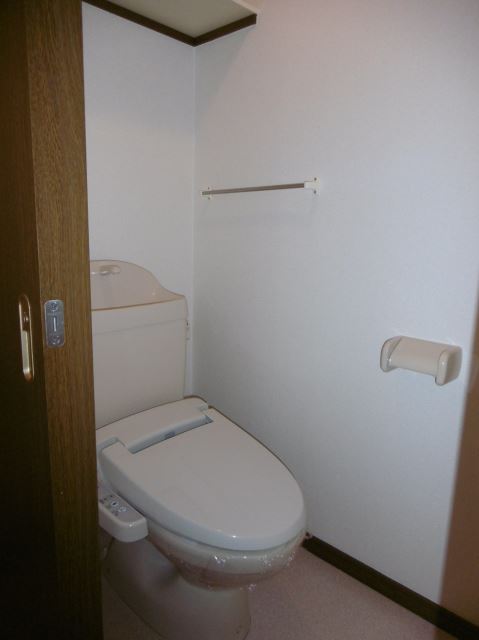 トイレ　温水洗浄便座付きです