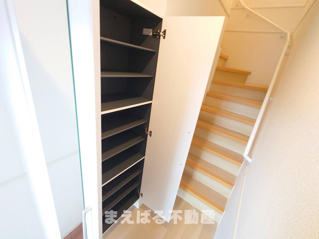 玄関　1階が玄関の内階段タイプです