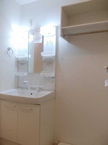 洗面設備　独立洗面台、小物を置くことができて便利です
