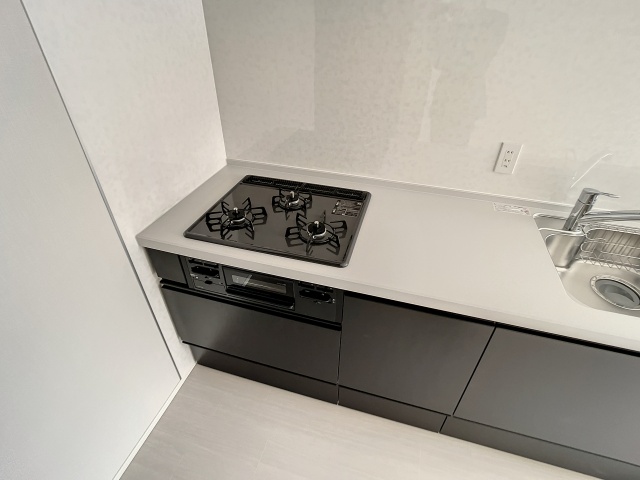 キッチン　掲載写真は同型モデルを掲載しており実際のお部屋と仕様等が異な