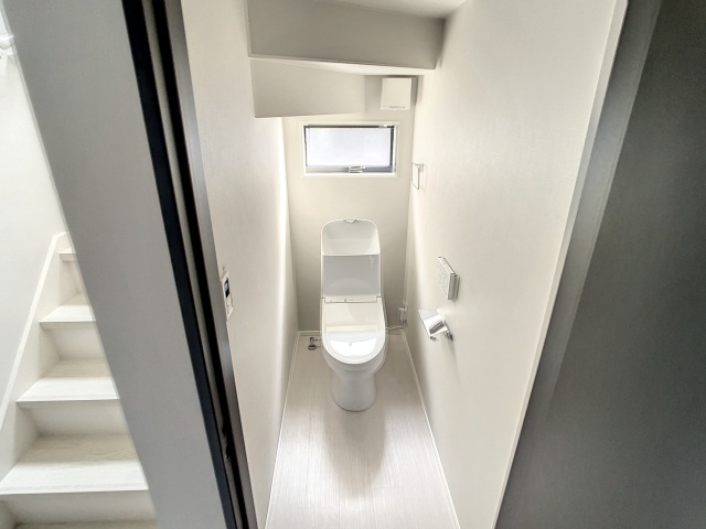 トイレ　掲載写真は同型モデルを掲載しており実際のお部屋と仕様等が異な