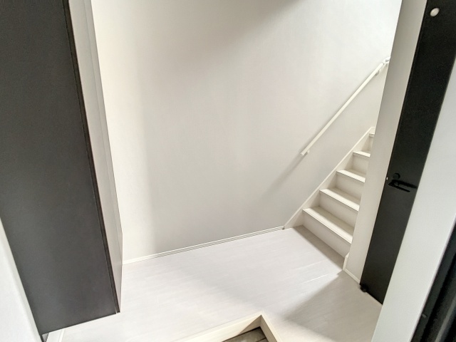 玄関　掲載写真は同型モデルを掲載しており実際のお部屋と仕様等が異な