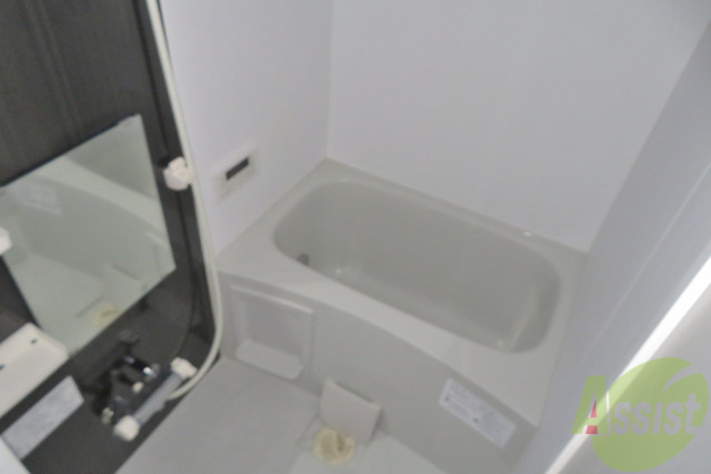 バス・シャワールーム　お風呂には追い焚き機能も付いていて疲れを癒せそうです。