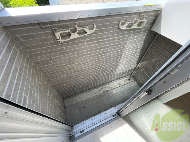 バルコニー　バルコニー。洗濯物がはかどりそうな広さがありますよ。