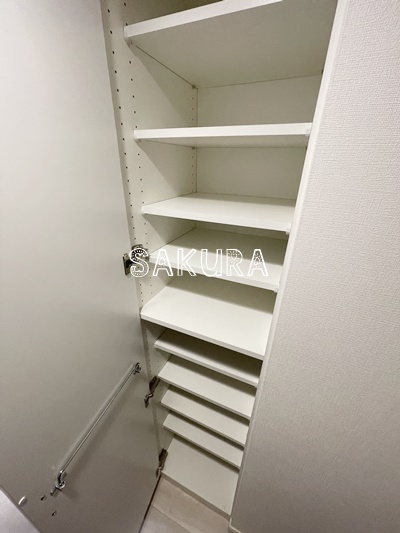 玄関　人感センサー付き・シューズボックス付き♪