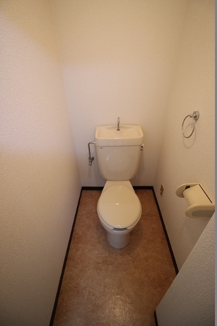 トイレ　※別室同じ間取りの写真。現況を優先します。