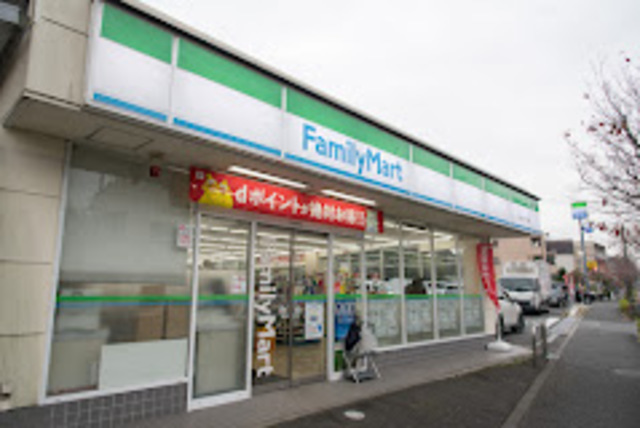 コンビニ　ファミリーマート成田西二丁目店（コンビニ）まで563m