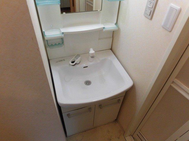 洗面設備　シャンプードレッサー付きの洗面台です。