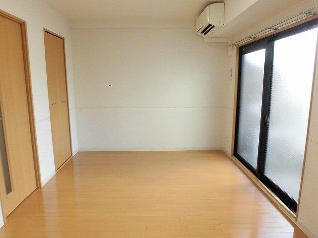 その他部屋・スペース　洋室8帖と広めです。