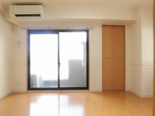 居室・リビング　東向きの明るい洋室8帖です。